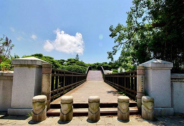 白沙岬燈塔（1898年建）國定古蹟-1901年啟用-塔身為雙