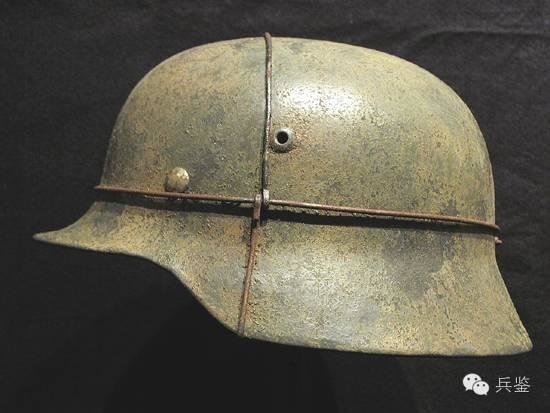 法國亞德里安鋼盔1915年/普魯士軍盔在1842年“尖頂帽”