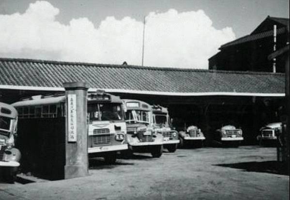 1954-1988年，台灣車輛老照片-阿嬤這種裝扮是詔安客-