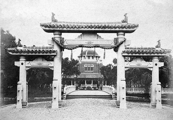 1890s年清朝廣州三品官全家在美國合照，氣勢十足+看不清他