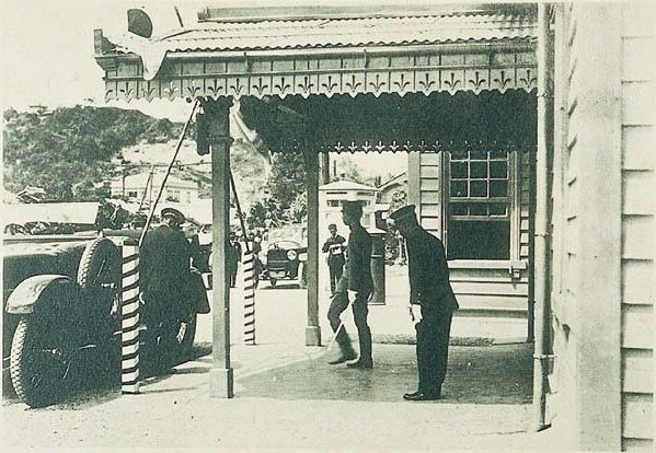 1923年日本皇太子裕仁走出高雄火車站(今高雄港站)_Japanese_Crown_Prince_Hirohito_at_Kaohsiung_Railway_Station_of_TAIWAN