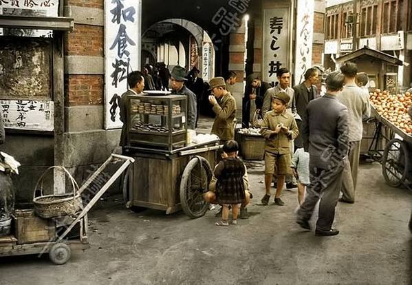 1954-1988年，台灣車輛老照片-阿嬤這種裝扮是詔安客-