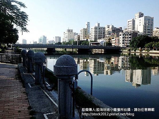 [旅遊]高雄愛河沿岸漫步:愛河之心,必吃美食,必玩景點,愛之船,咖啡廳(附近住宿,戀精品商旅,地圖,怎麼去,民宿,高雄市電影館,夜景,高雄歷史博物館,Love river in Kaohsiung,Taiwan)1