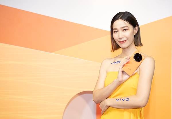 【新聞照片3】X100 Pro 5G「煦日橙」為台灣大哥大電信空機獨家販售，空機價34,990元搭配指定銀行最高可享24個月分期零利率，再送X100 Pro雙料高透保護殼
