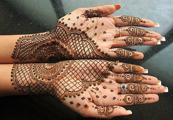 800px-Mehndi_front