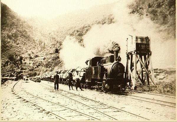 2號運材車經過土場的加水站，準備駛往羅東—《太平山古往今來-林業歷史》
