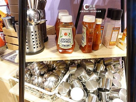 19號倉庫鐵板牛排-餐具醬料區1.JPG