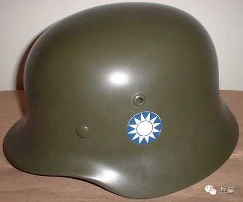 法國亞德里安鋼盔1915年/普魯士軍盔在1842年“尖頂帽”