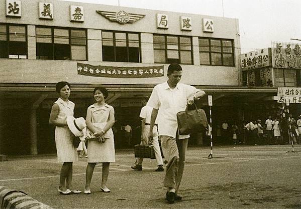 1954-1988年，台灣車輛老照片-阿嬤這種裝扮是詔安客-