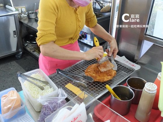 竹力亭蔥油餅-蔥油餅特製醬汁-台南永康下午茶點心.JPG