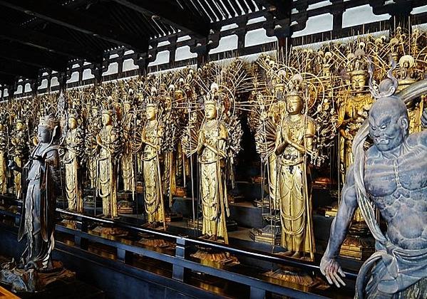 800px-Kyoto_Sanjusangen-do_Haupthalle_Inen_Buddhastatuen_1