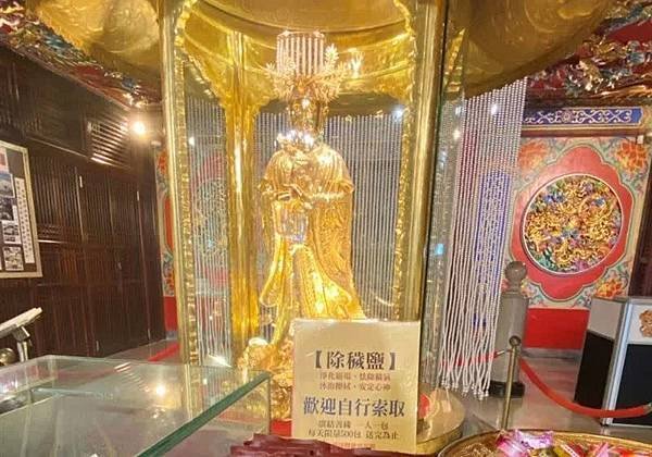 大甲媽回鑾轎頂掛700萬金匾額-每年大甲媽祖遶境回鑾期間，會