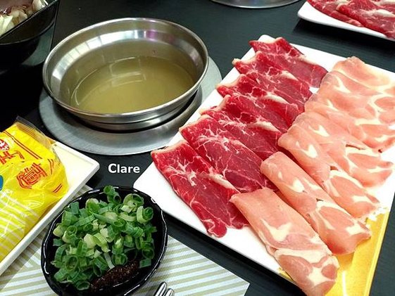 鼎食鼎盛大眾鍋物料亭_牛雞肉雙拼+豚骨昆布湯.jpg