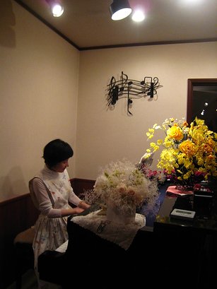 IMG_5207飯後起鬨讓民宿太太為我們表演一小段歌劇...(精采的都讓我起雞皮割搭了....).JPG