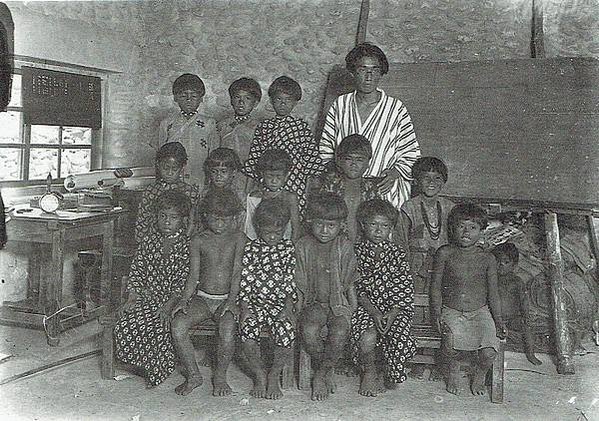 800px-Mabuchi_Tōichi_with_Yami_children