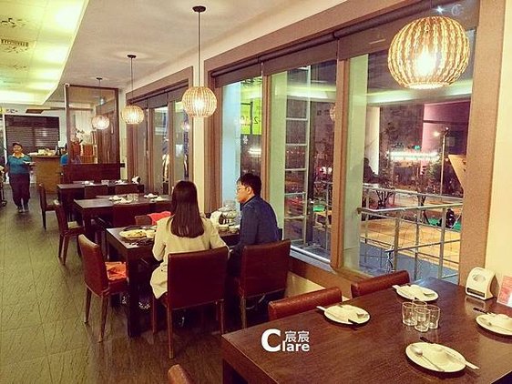 香茅魚泰式料理。用餐環境(方桌區).jpg