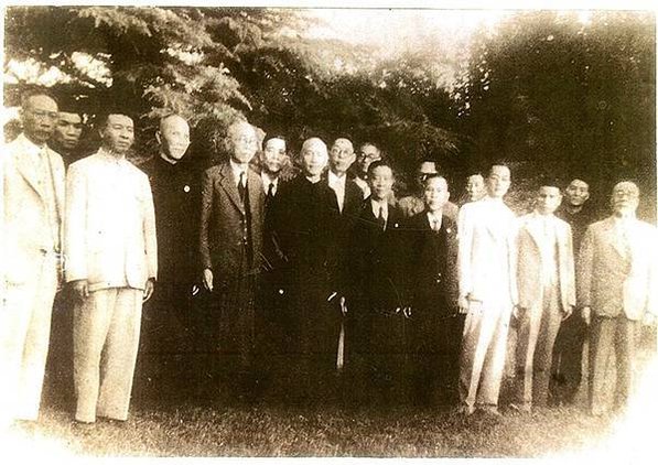 臺灣光復致敬團丘念臺定名為「感恩團」成立於1946年8月，乃