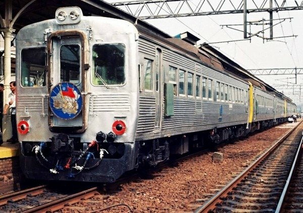 台鐵DR2700型柴油客車光華號「白鐵仔」，在1966年民國