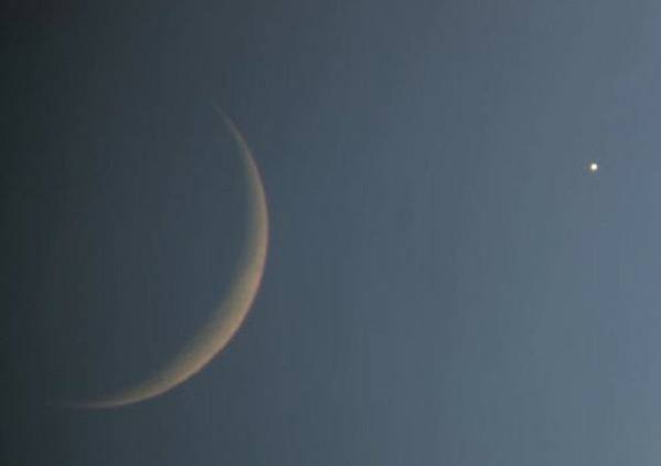 每月月初眉月伴金星-金星合月-金星伴月/月亮和一顆星星的相片