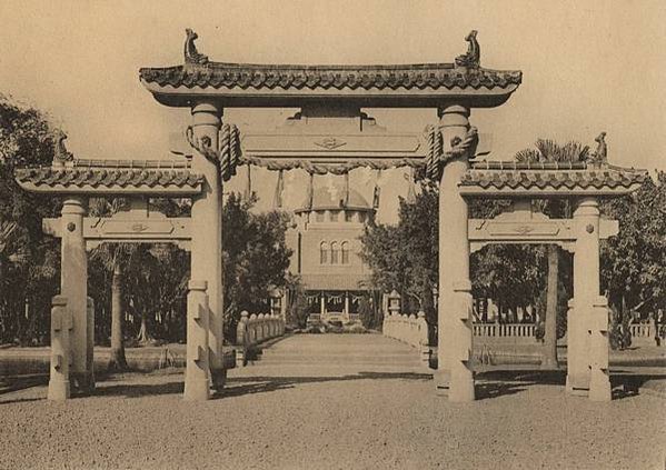 建功神社為日本傳統神社未有之建築式樣，建造外型相似台灣牌坊建