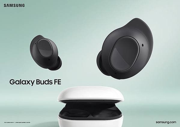 【新聞圖片04】Galaxy Buds FE共推出曜石黑與奶油白兩款對比鮮明的時尚色