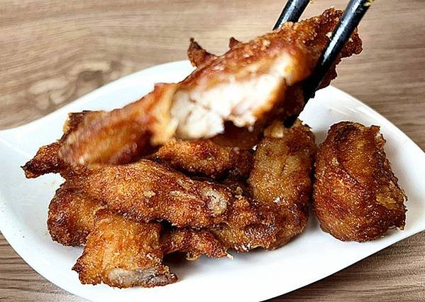 三重美食｜【丼品香】咖哩飯專賣店，價位平實，咖哩飯，免費續飯