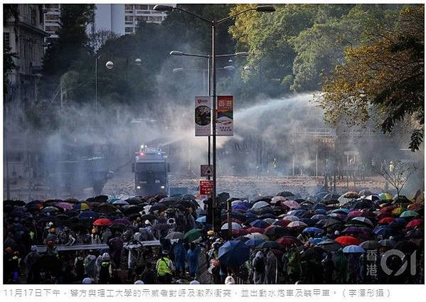11.17 香港-理工大學現場，香港警方首次出動音波炮，警告