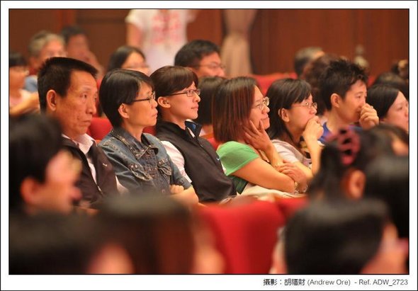 總統夫人周美青女士(左二)演出首日前來聆賞和鼓勵大家