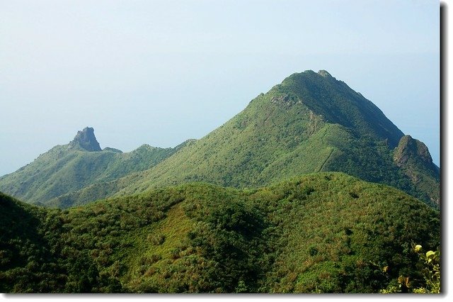 燦光寮山頂俯瞰無耳茶壺山(L)、半平山(R)