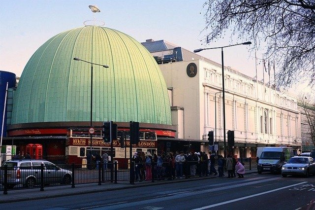 800px-London-Madame_Tussauds_gallery_dome