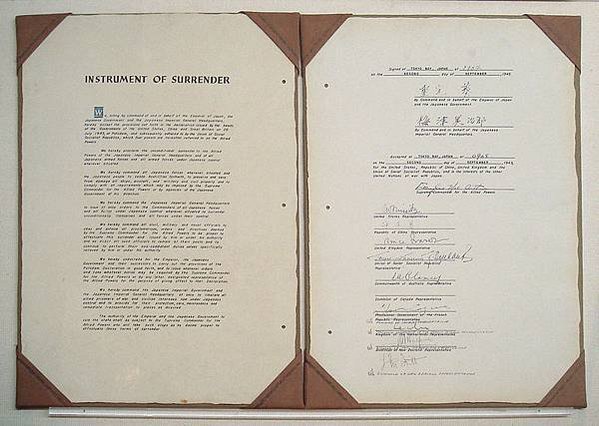 800px-Japan_Instrument_of_Surrender_2_September_1945 (1)