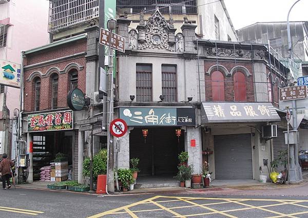 「穿木屐躦鯪鯉」南屯老街舊稱「犁頭店街」踩街慶端午文化是南屯