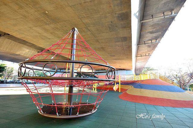 【桃園親子景點】國道橋下新秘境公園遊戲場～舞動園區2.JPG