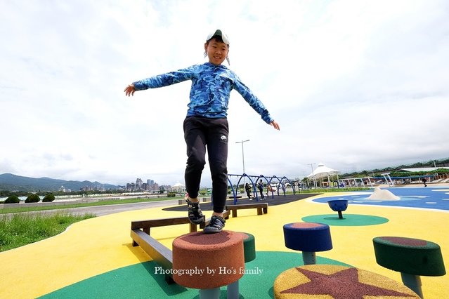 【台北親子公園】大佳河濱公園海洋遊戲場～全國最大河濱共融遊樂場！玩水玩沙野餐騎腳踏車一次滿足15.JPG