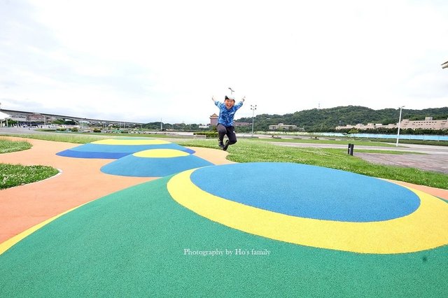 【台北親子公園】大佳河濱公園海洋遊戲場～全國最大河濱共融遊樂場！玩水玩沙野餐騎腳踏車一次滿足42.JPG