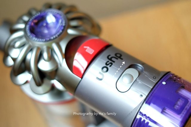 【吸塵器推薦】Dyson V8 Slim無線吸塵器～媽媽、小資族首選！輕巧手持輕鬆吸高處、適用木地板、6大吸頭轉換居家清潔無死角9.JPG