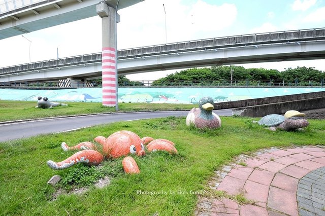 【台北士林親子公園】日光水岸廣場～玩遊戲場不怕曬！橋下特色公園共融遊具、沙坑玩沙、籃球場，運動騎單車22.JPG