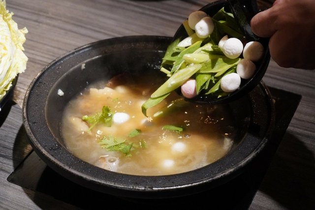 新莊美食 狂一鍋新莊復興店 濃厚系台熱炒火鍋 不 限 時 吃