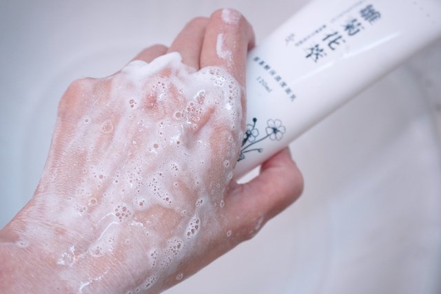 【胺基酸洗面乳推薦】女子NVZI雛菊花萃開箱｜彈潤原生肌從洗
