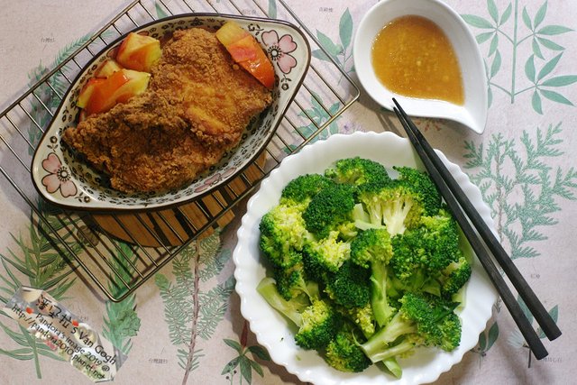 2019.01.13-飲食。(7-11)香辣大雞排、花椰菜、蕃茄、(健康廚房)和風柚子沾拌淋醬.jpg