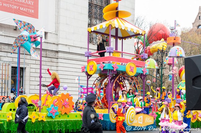 Meghan_Trainor_GoldieBlox_Macys_Parade_4290