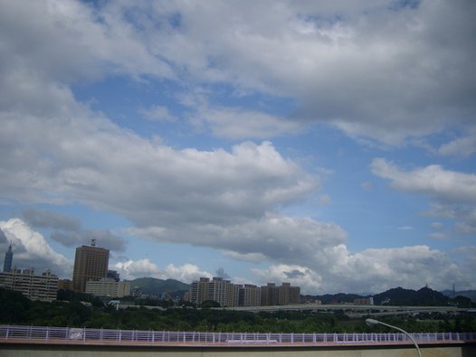 颱風過後的雲層!雲腳長了毛~