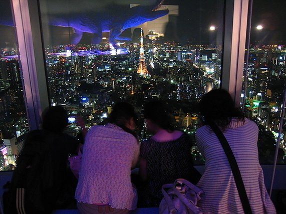 IMG_4957Dears~酷斯拉都來攻擊東京鐵塔了...還在聊!!.JPG