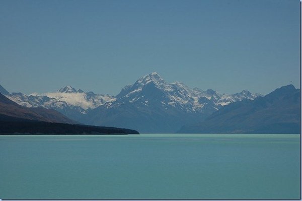 DSCF6669-1庫克山 (Mt. Cook).....被冰河侵蝕成 V 字形的山谷前，有牛奶色的蒂卡波湖 (Lake Tekapo)~~