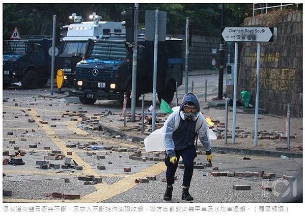 11.17 香港-理工大學現場，香港警方首次出動音波炮，警告