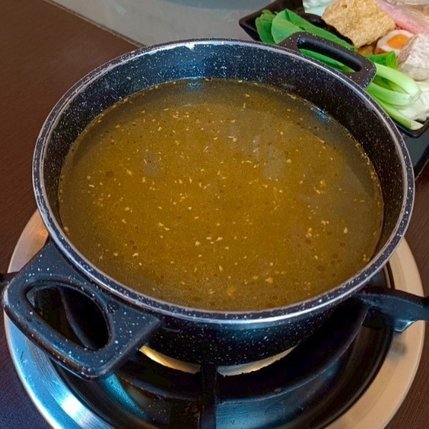 【覓湯】帶點宮崎駿味的療癒系鍋物空間｜必吃老闆親上菜的私房石