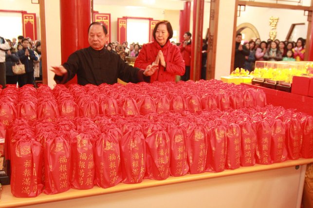 IMG_6202_師父為福袋開光2.JPG
