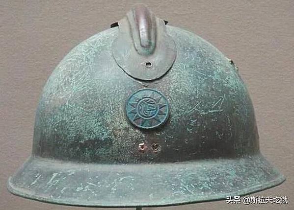 法國亞德里安鋼盔1915年/普魯士軍盔在1842年“尖頂帽”