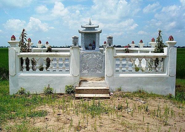 800px-Tomb_of_Prime_Minister_Lu_Gia_and_General_Nguyen_Danh_Lang_(Lăng_mộ_Thừa_tướng_Lữ_Gia_và_tướng_Nguyễn_Danh_Lang)