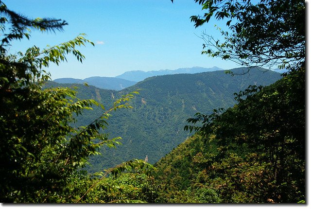 橫屏山東北眺合歡連峰